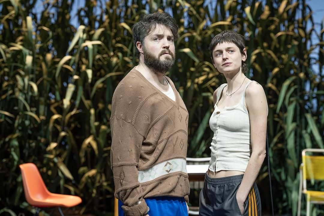 Aleksandrs Trigorins – Toms Bērks, Ņina Zarečnaja – Emma Korina // Foto – Marc Brenner (Barbican Centre)